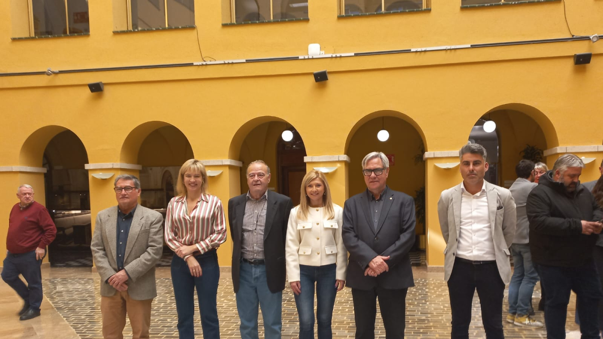 Els representants dels municipis de la Costa del Baix Gaià durant la signatura del conveni Córner 2024