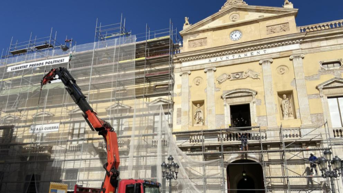 Imatge de la bastida que es va instal·lar el 2022 per rehabilitar les cobertes i els balustres del Palau Municipal