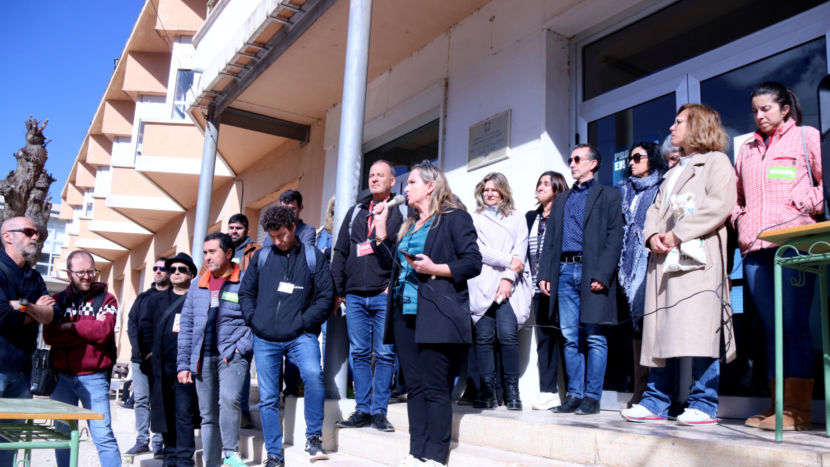 Els professors concentrats en solidaritat amb el company agredit a Gandesa, a les portes del pati de l'institut Dertosa.
