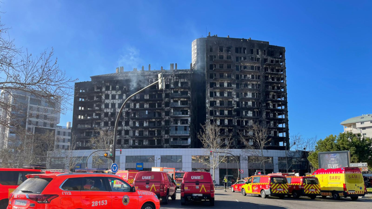 Edifici incendiat a València.