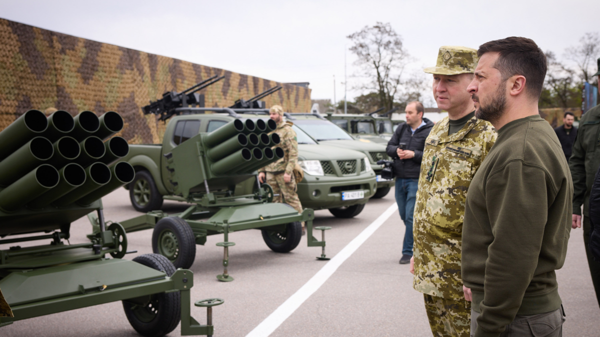 El president ucraïnès, Volodímir Zelenski, en una imatge d'arxiu amb armament militar.