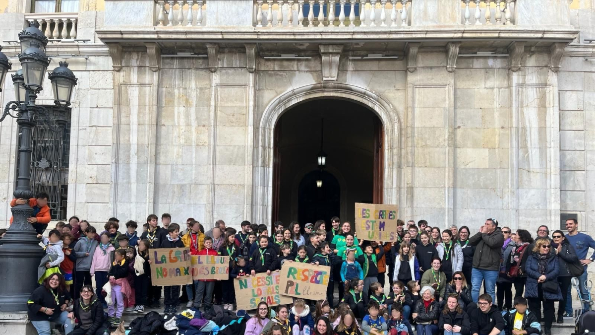 Concentración del esplai y los dos agrupamientos, ayer en la plaza de la Font.