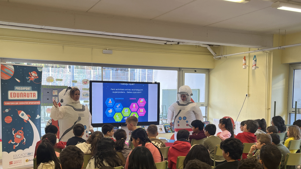 Imagen de la entrega del Pasasport Edunauta en un centro escolar