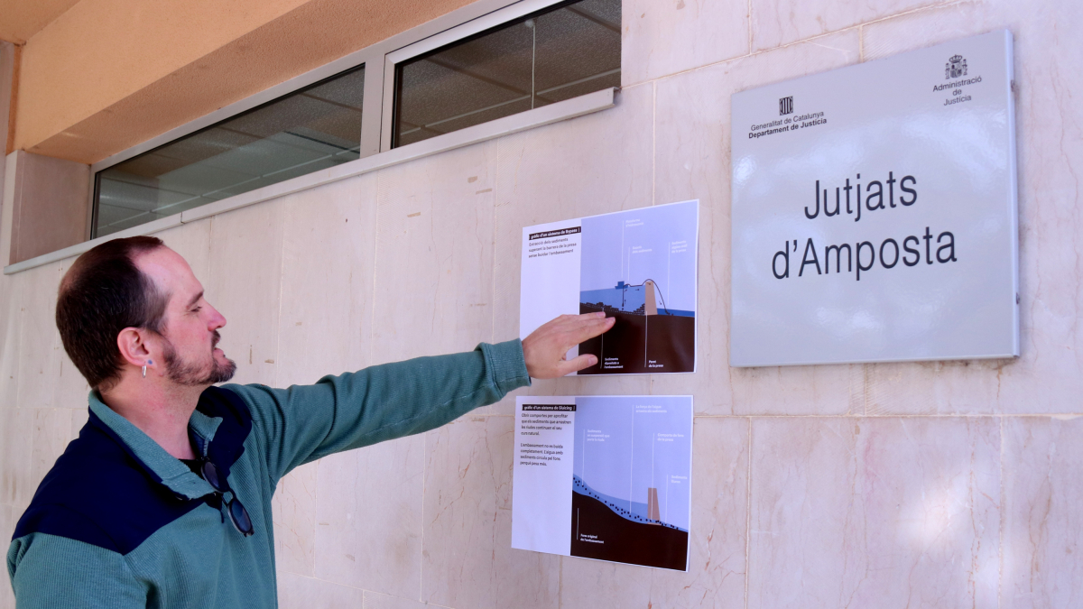 El president de l'associació Sediments, Josep Juan, als jutjats d'Amposta poc abans de ratificar la querella contra Endesa i la CHE.