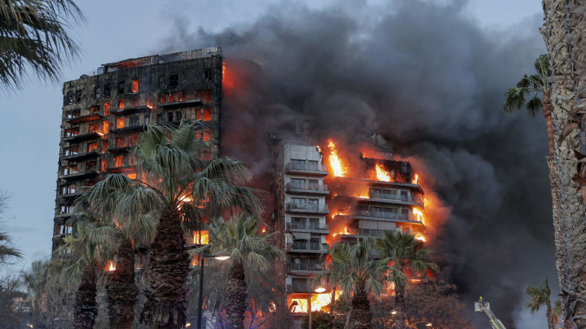 Edificio calcinado en Valencia.