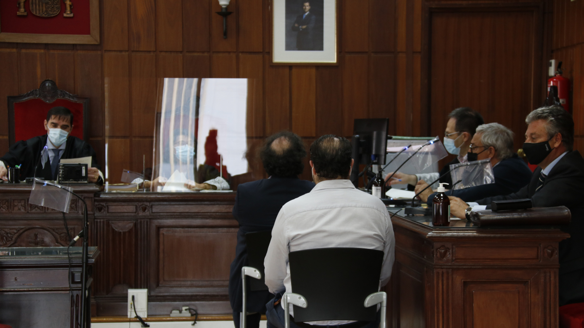 Plano abierto de la sala de la sección 4.ª de la Audiencia de Tarragona, con Daniel Masagué sentado en el banquillo de los acusados, junto con el directivo de la consultora Efial, Alex Jarque, los dos de espalda.