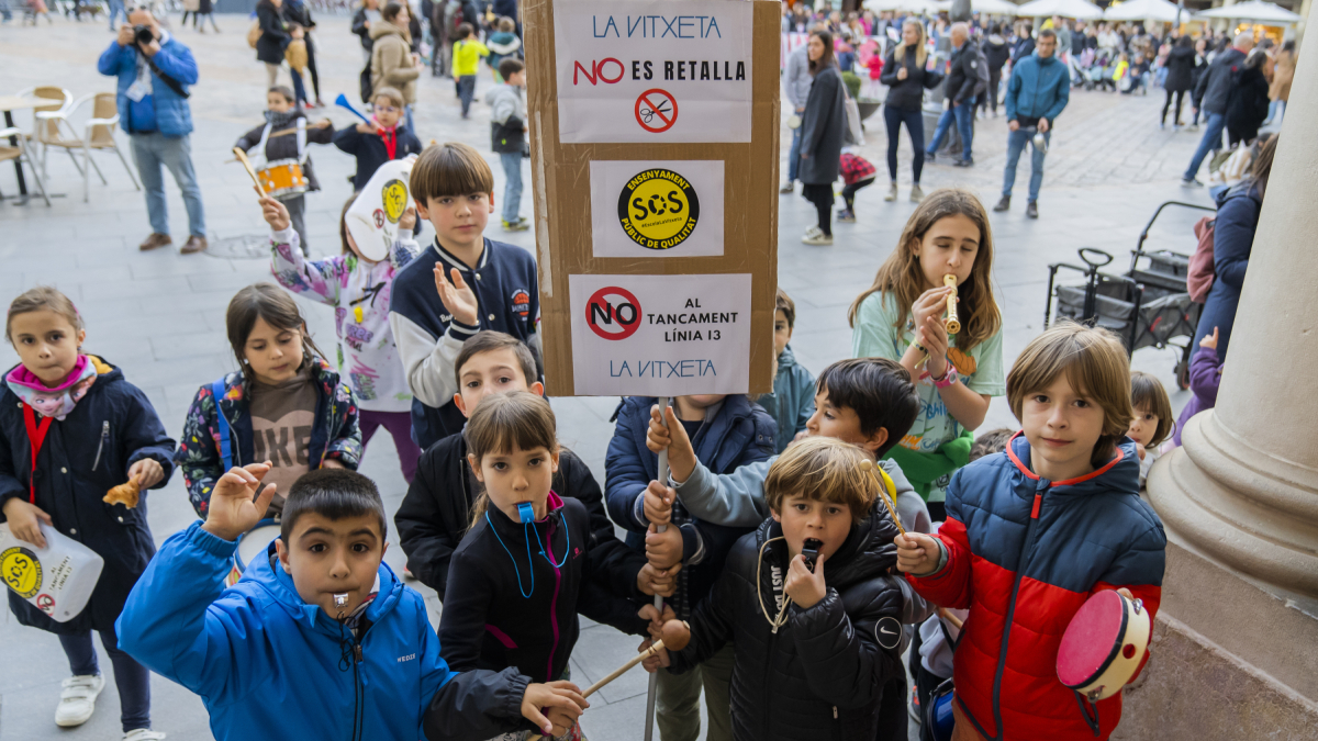Batucada per part de les famílies de l’Escola La Vitxeta a la plaça del Mercadal.