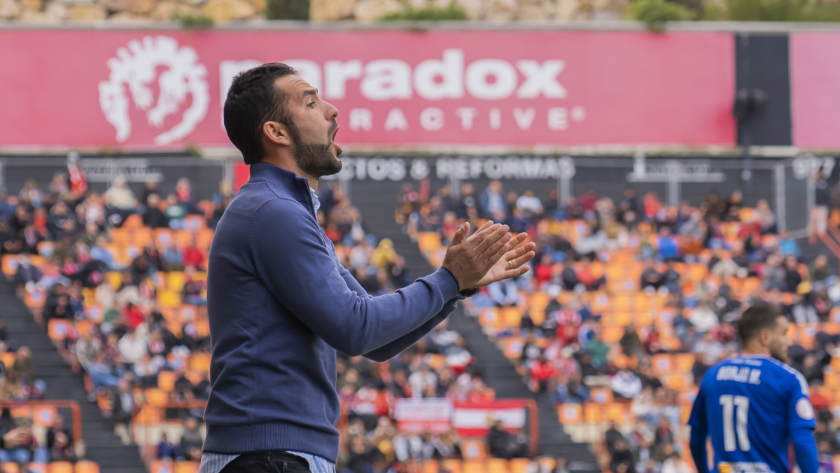 Dani Vidal donante indicaciones en el partido contra el Teruel.