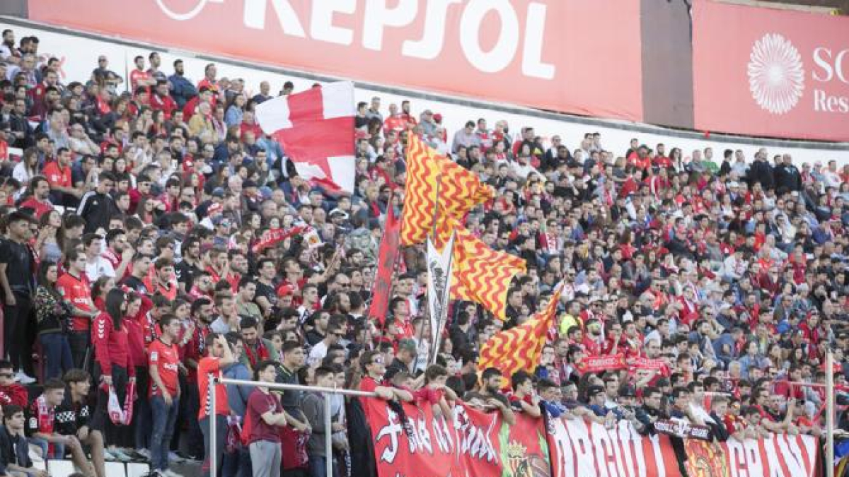 Imatge de la grada de Gol Nord del Nou Estadi en un dia important plena d'aficionats granes.