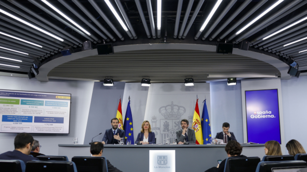 Els ministres d’Economia, Carlos Cuerpo; Cultura, Ernest Urtasun i Drets Socials, Pablo Bustinduy al costat de la ministra d’educació i portaveu del govern espanyol, Pilar Alegría.