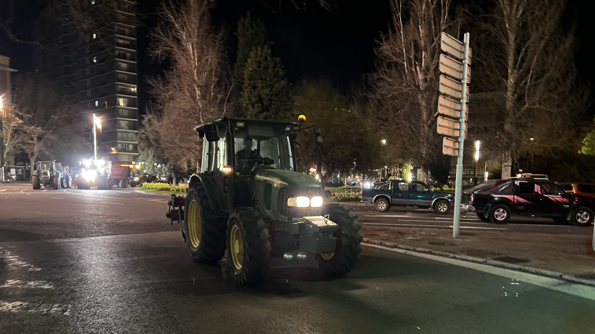 Imagen de uno de los tractores marchándose de la plaza Imperial Tàrraco de Tarragona.