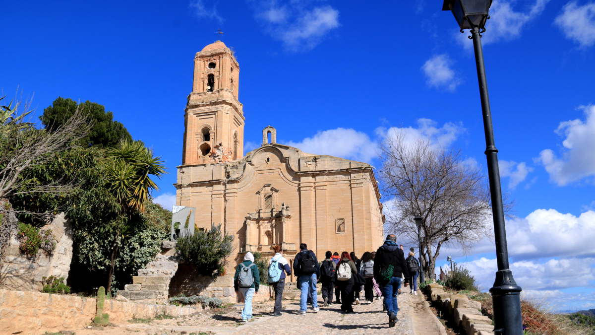 Un grupo de visitantes subiendo a la plaza de la Iglesia del Poble Vell de Corbera d'Ebre