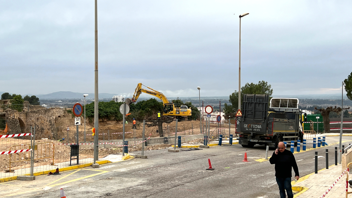 Maquinària treballant a l'espai on s'aixecarà l'edifici d'ampliació de l'HTVC