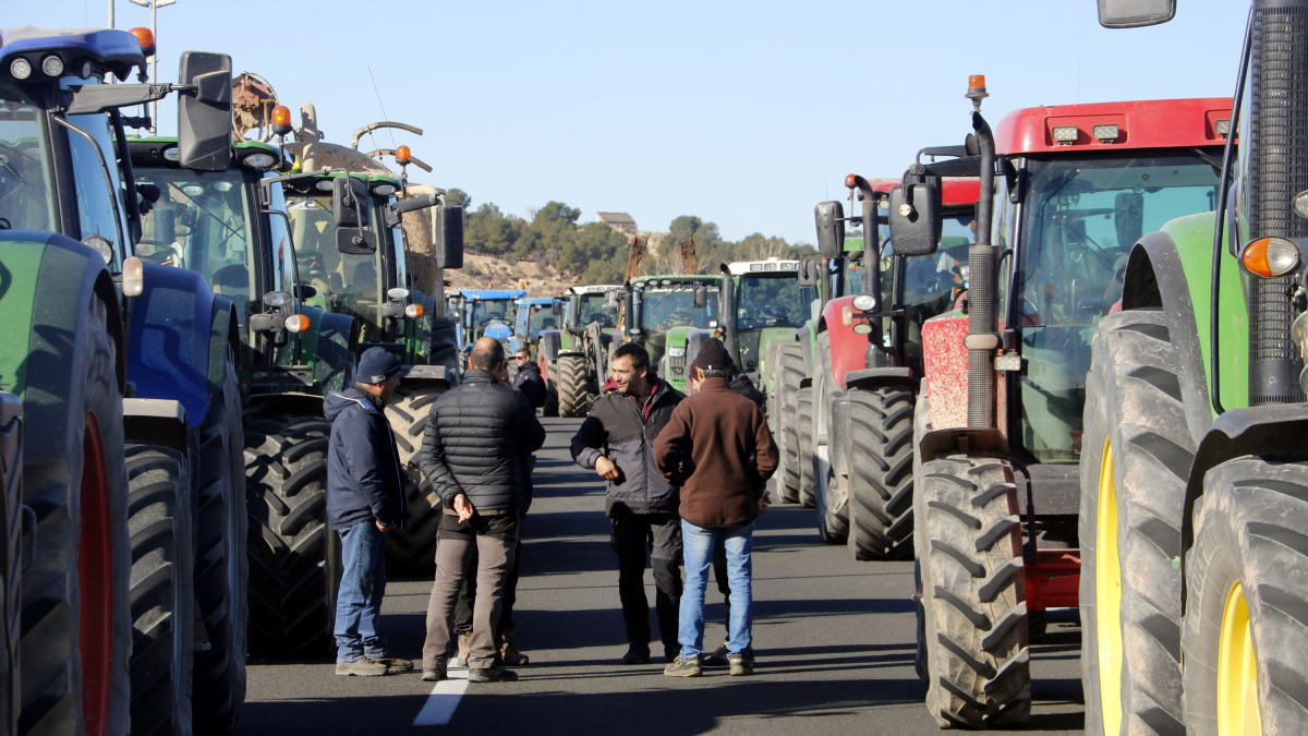 Imagen de archivo de los campesinos cortando la carretera