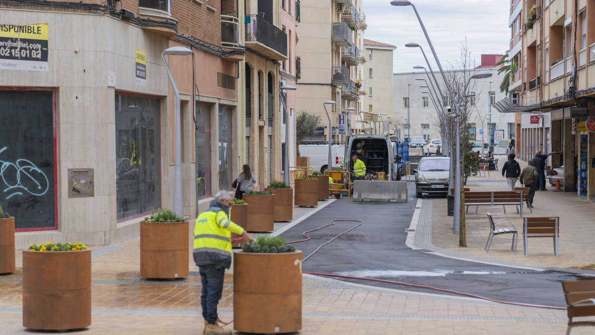 La calle Orosi ha pasado a ser de plataforma única, se han soterrado los cables, se ha renovado el alcantarillado y se ha instalado nuevo arbolado y jardinería, así como bancos.