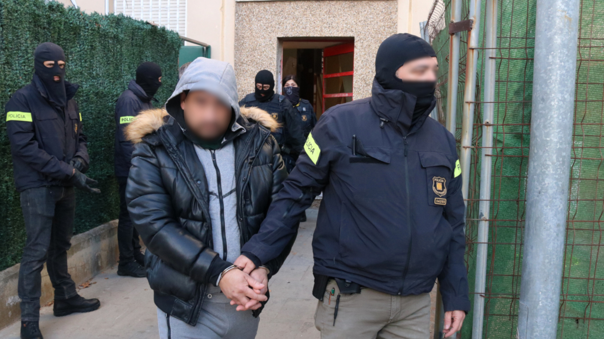 Uno de los detenidos por los Mossos d'Esquadra en una operación antidroga