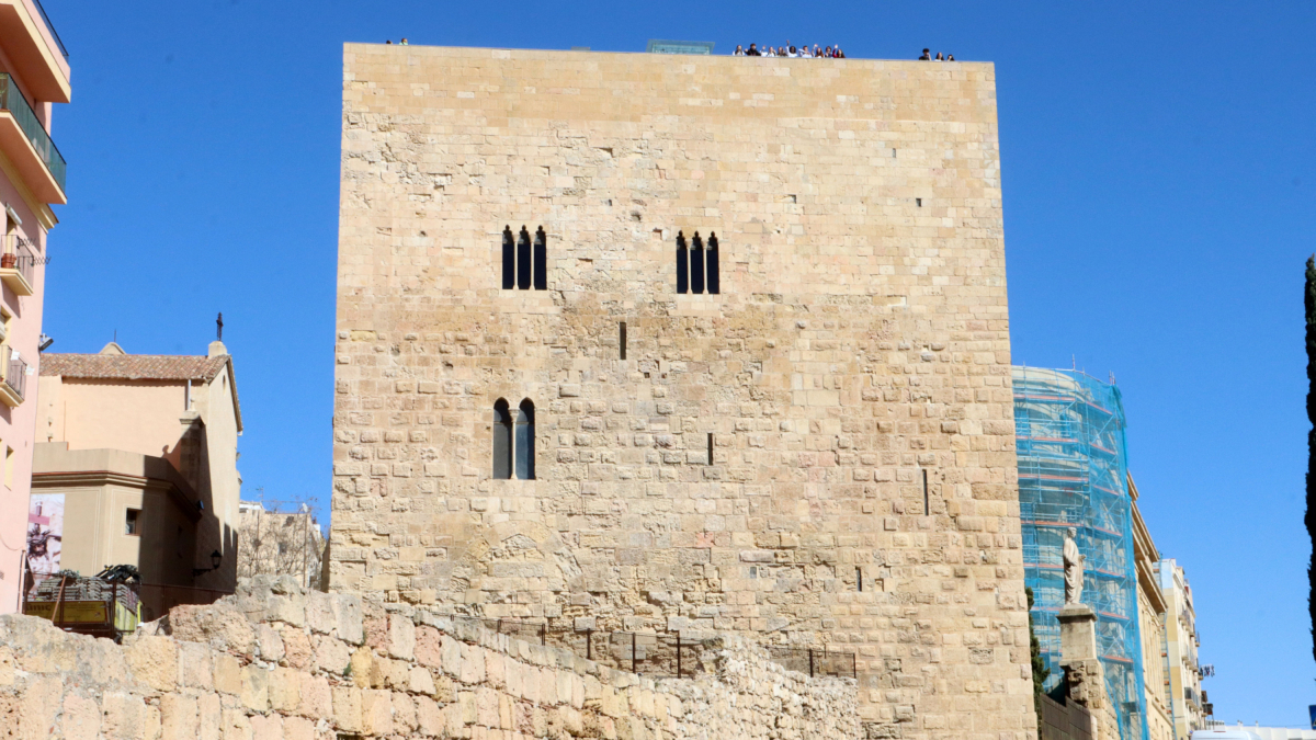 Imagen de la fachada oeste de la torre del Pretorio de Tarragona, una vez acabada la intervención de limpieza y restauración.