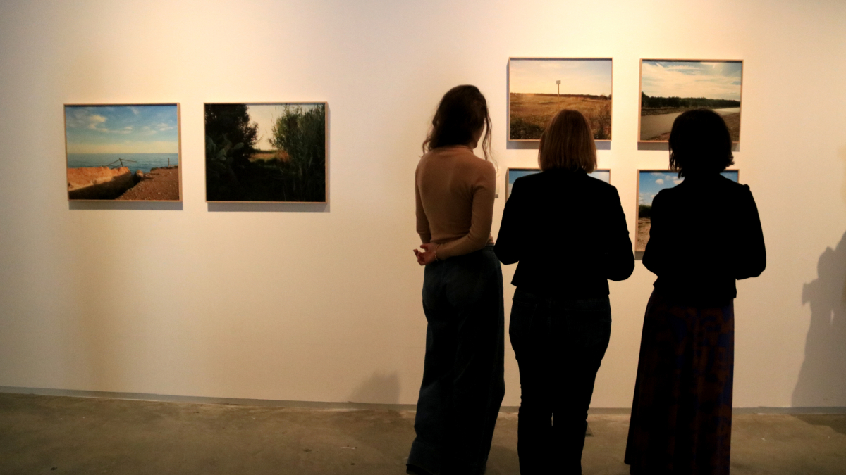 La comisaria Carolina Ciuti, la directora de Lo Pati Aida Boix y la artista Paula Artés, mirando las fotografías de la muestra
