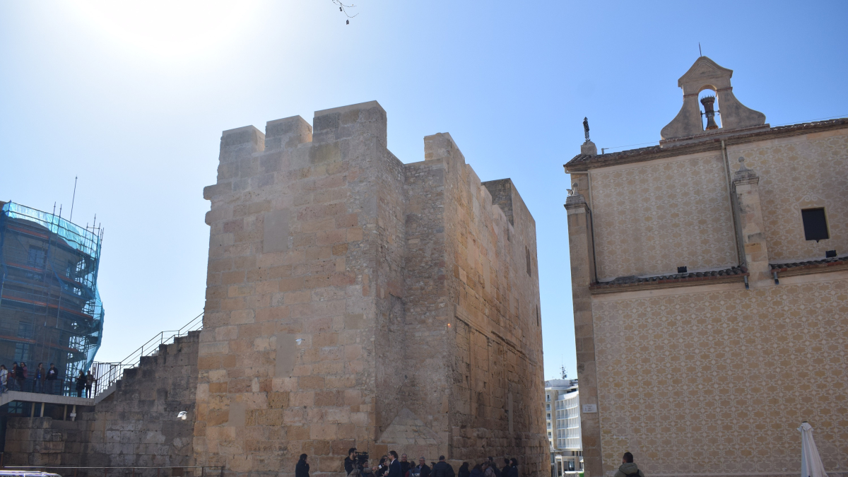 Vista de la renovada torre del Pretori des de la plaça del Rei.