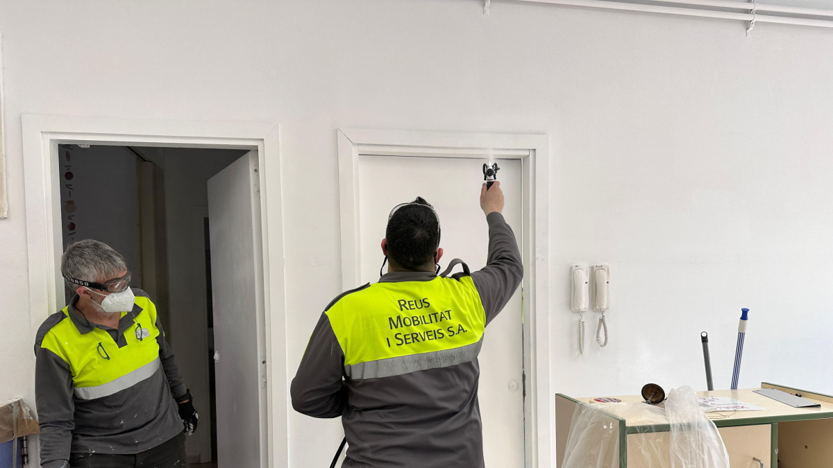 Operarios, trabajando en las instalaciones de la Escuela Rosa Sensat