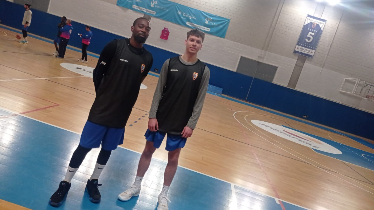 Imatge dels nous jugadors del CBT Jahmal Jones i A. J. Plitzuweit.