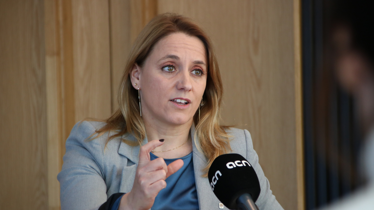 La consellera de Economía, Natàlia Mas, entrevistada por la ACN en su despacho