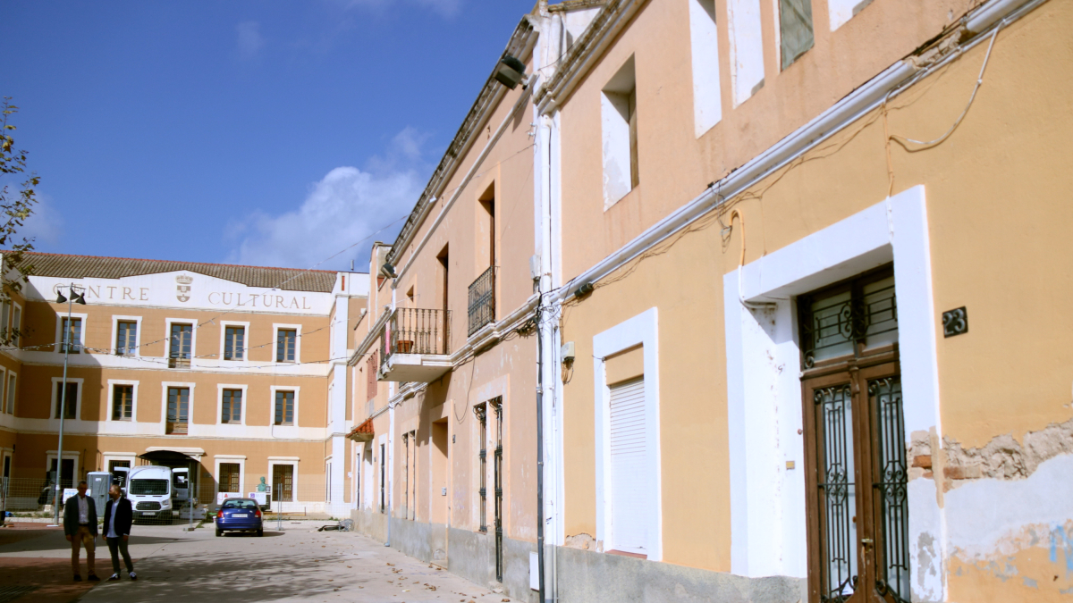Vista de les tres cases del Castell d'Amposta que es rehabilitaran per crear un centre de serveis turístics