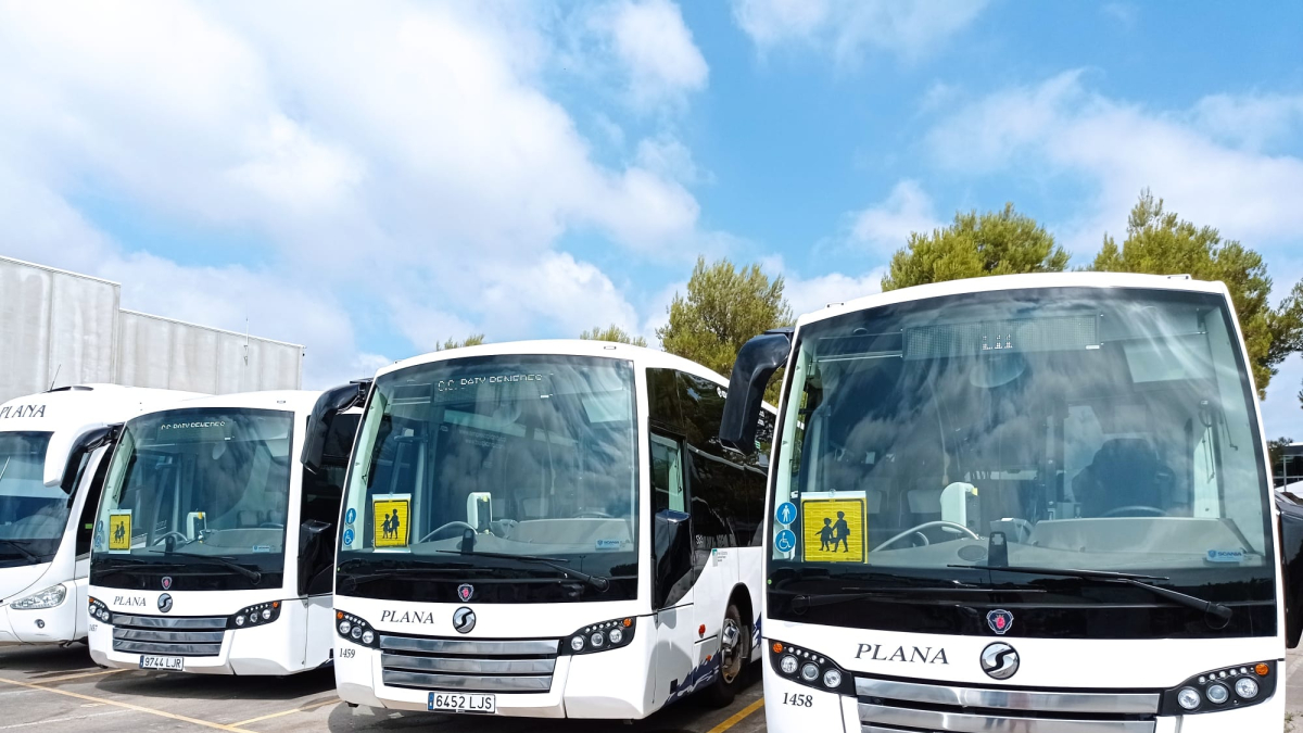 Autobuses de la Empresa Plana que se encargan del transporte escolar.
