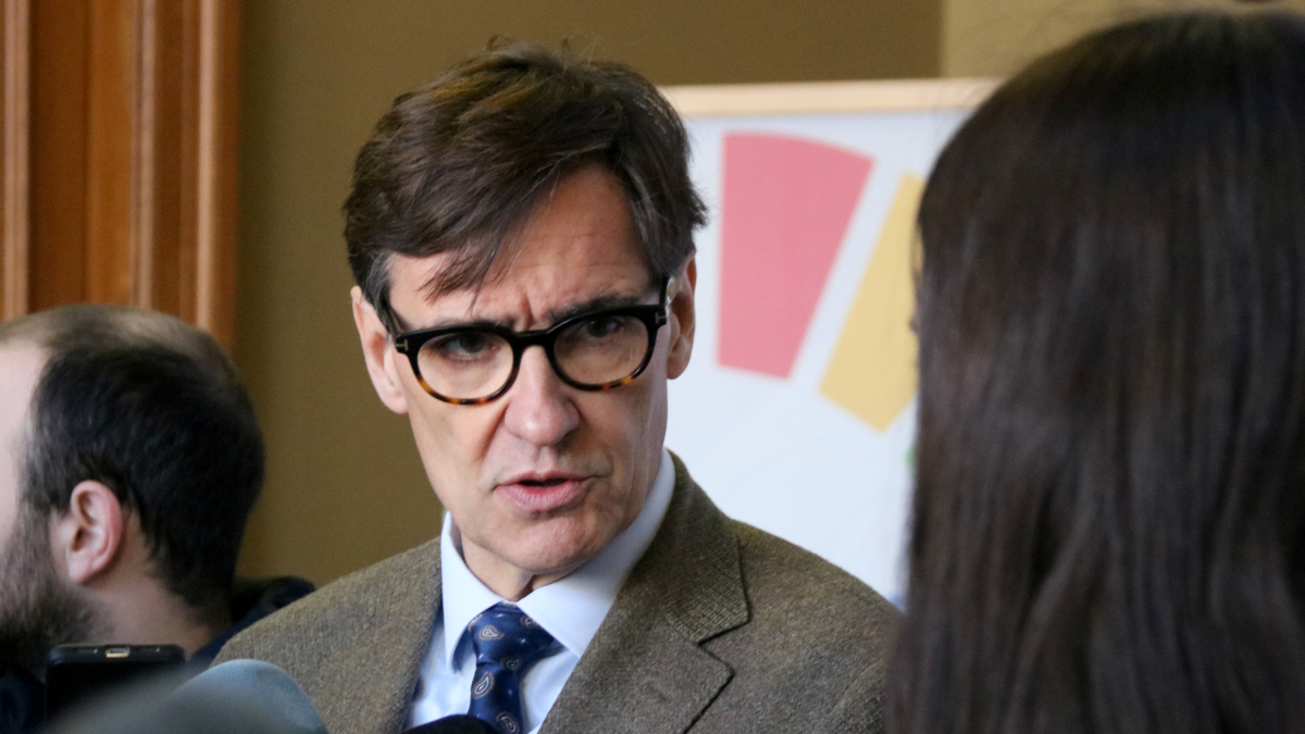 El primer secretari del PSC, Salvador Illa, atenent la premsa en una visita a Cecot