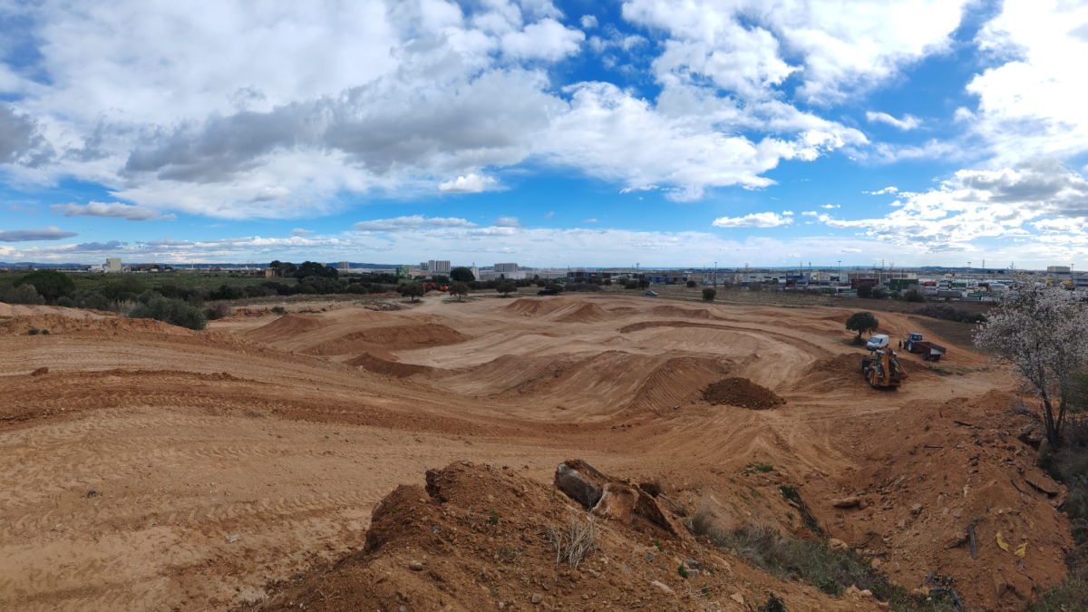 La nueva área de motor se encuentra ubicada en la zona noroeste del Polígono Industrial, justo detrás de la estación de mercancías de ADIF, una zona conocida como 'Mas de Porta'.