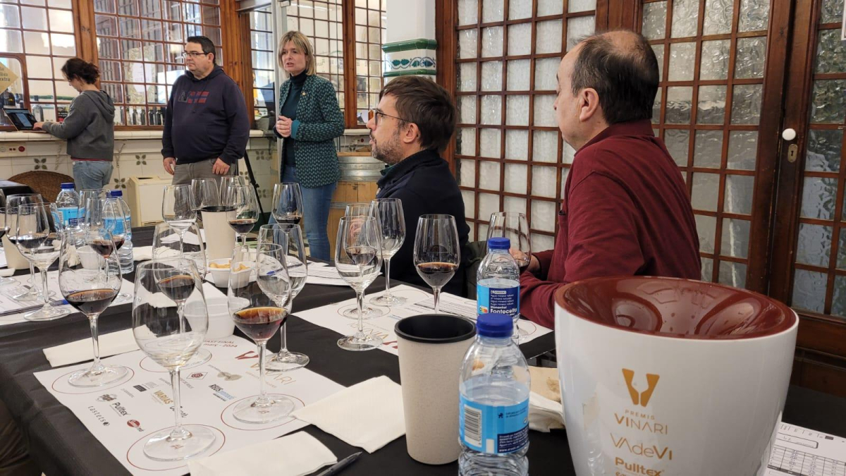 Noemí Llauradó dóna la benvinguda als someliers en el tast dels Premis Vinari de Vermut