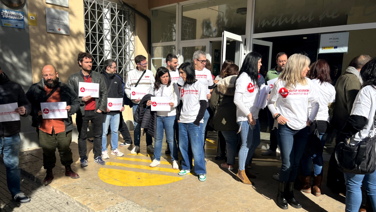 Profesores del IES de l'Ebre con carteles y camisetas que piden detener las acusaciones al centro