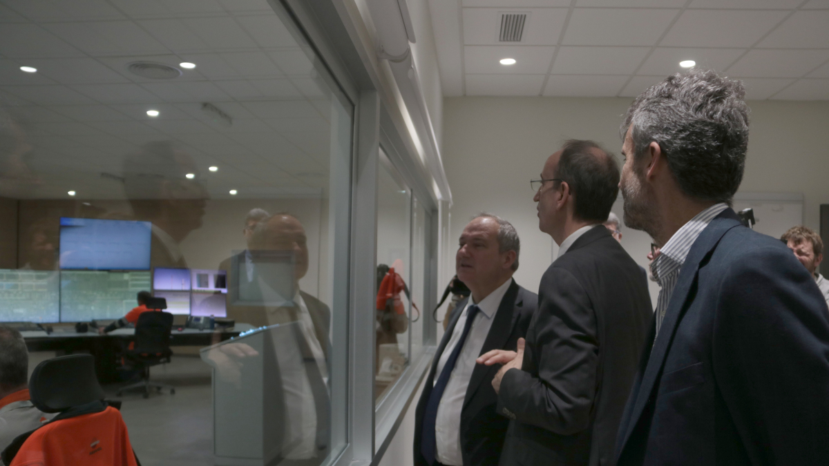 El ministro de Industria y Turismo, Jordi Hereu, durante la visita a las instalaciones del complejo de Repsol en la Pobla de Mafumet