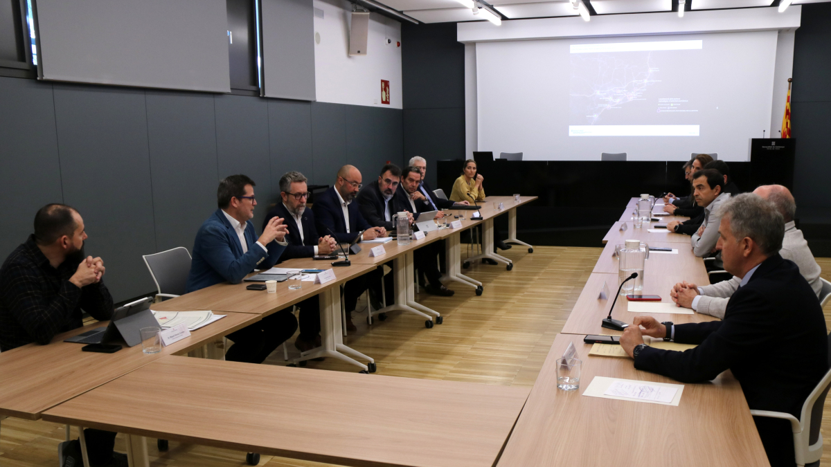 Reunión entre representantes del Govern, Cimalsa, la Cámara de Comercio de Tortosa y los puertos de Tarragona y Barcelona en la sede de la Generalitat en las Tierras del Ebro, Tortosa