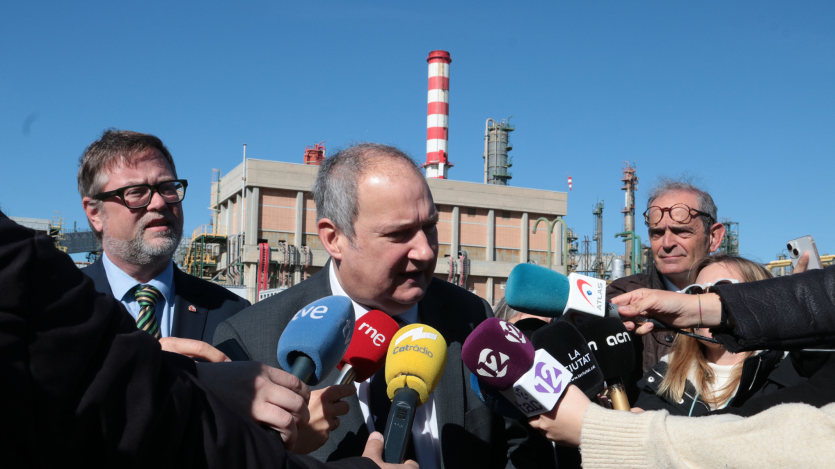 El ministro de Industria y Turismo, Jordi Hereu, durante la atención a los medios previa a la visita al complejo de Repsol en la Pobla de Mafumet