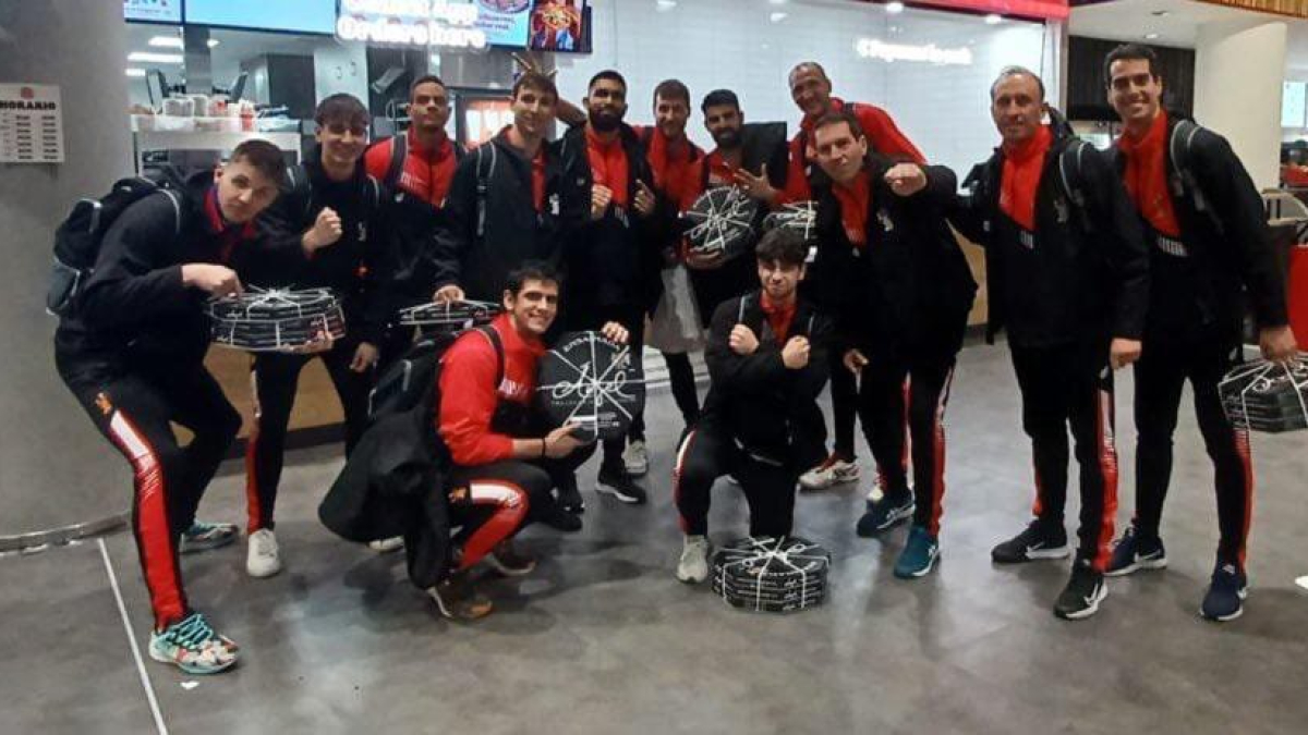 Los jugadores del CV SPiSP después del partido con unas ensaimadas antes de volver a Tarragona