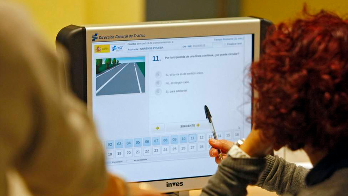 Una persona realitzant un examen teòric del carnet de conduir.