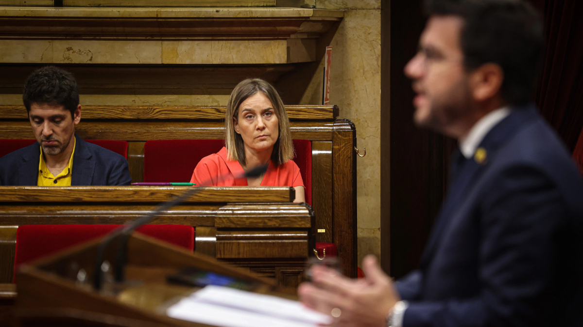 La presidenta de En Comú Podem, Jéssica Albiach, mira al presidente Aragonès durante su intervención inicial en el debate de política general.