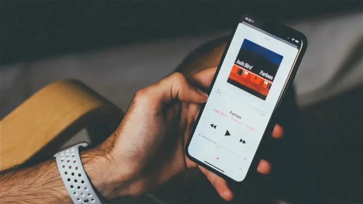 Imagen de un usuàri utilizando Apple Music.
