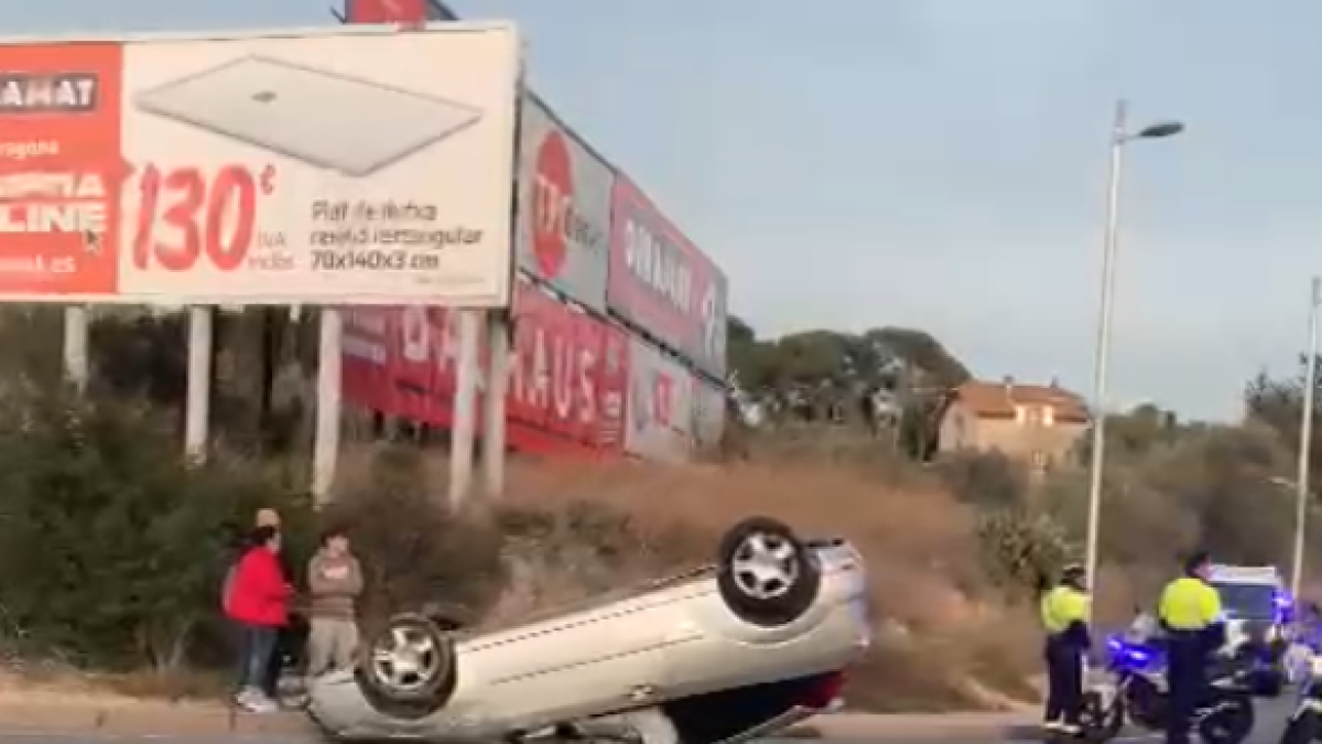 Vídeo del vehicle bolcat a l'avinguda d'Andorra de Tarragona.