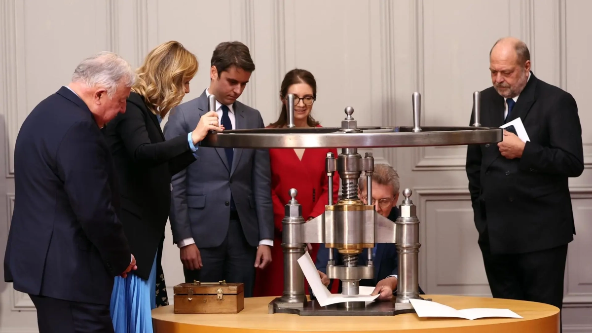 La ceremonia del «sello del congreso» para autenticar el voto del parlamento francés para anclar el derecho al aborto en la constitución del país, en Versalles.