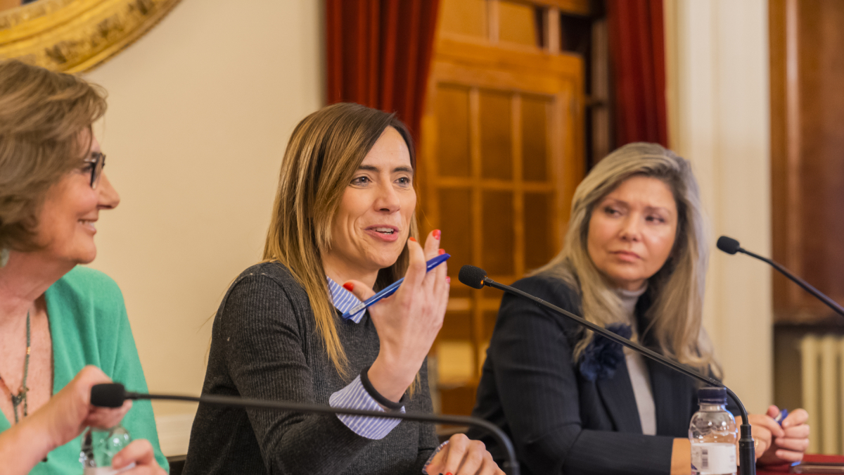 L’alcaldessa, Sandra Guaita, durant la seva compareixença a El Círcol; acompanyada per Patrícia Terradellas i Ima Mis.