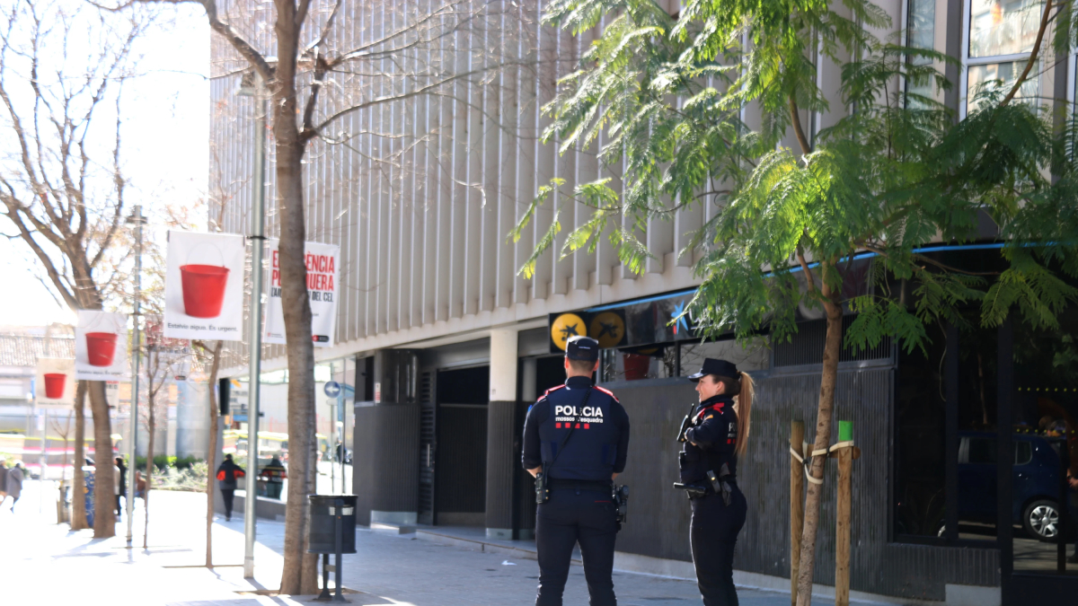 Una patrulla dels Mossos a la porta de la Federació Catalana de Futbol