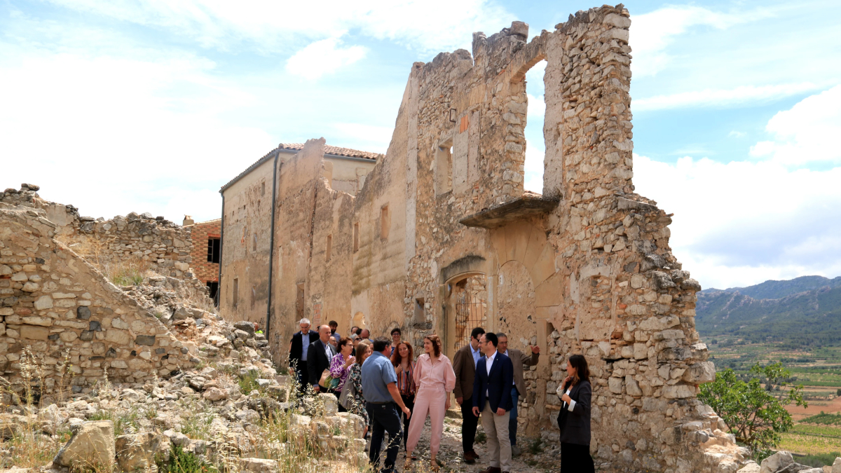 El alcalde en funciones de Corbera d'Ebre, Antonio Álvarez, y la consellera de Justicia, Gemma Ubasart, visitando el Poble Vell