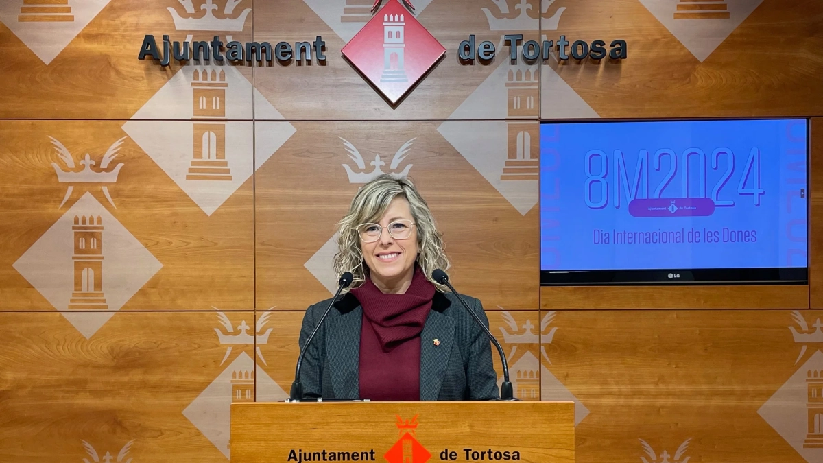 La regidora de Igualtat i Feminismes del Ajuntament de Tortosa, Mar Lleixà, en rueda de prensa