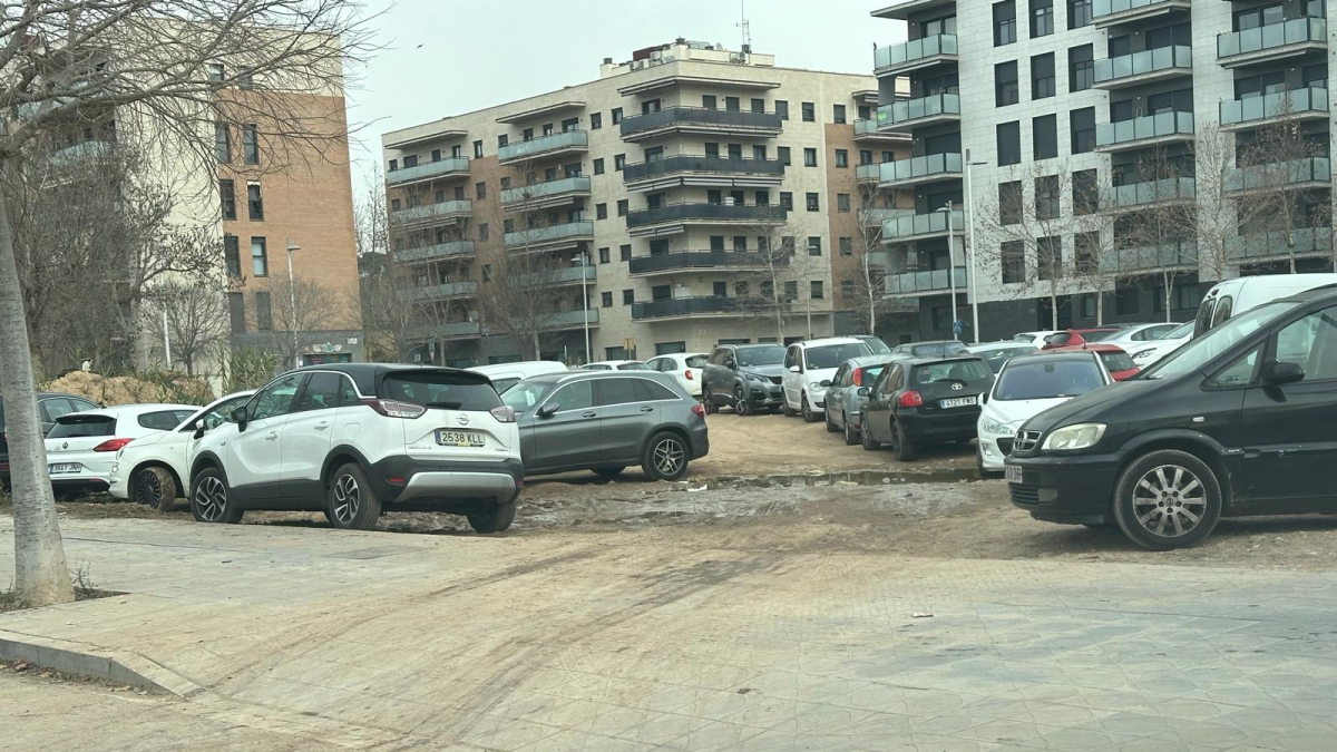 Molts vehicles aparquen als solars situats a l’entorn del carrer Jaume Vidal i Alcover per a evitar pagar la nova zona regulada.