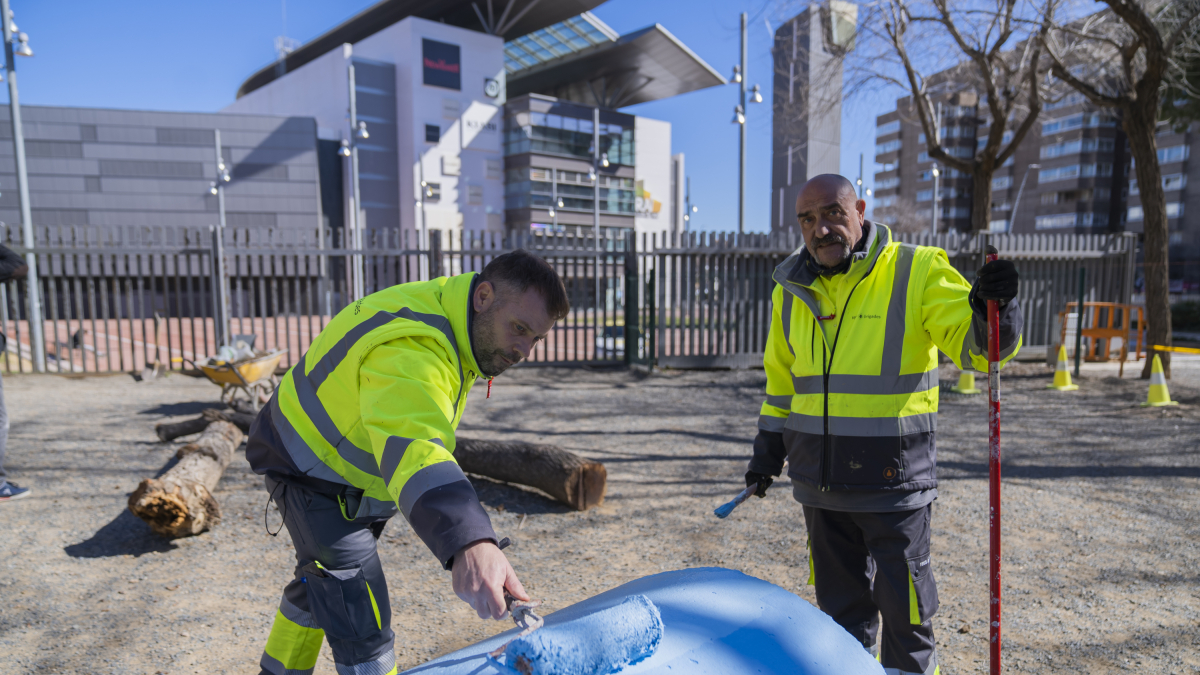 Inicio de los trabajos de limpieza y mantenimiento de la zona ubicada en el parque de Sant Jordi.