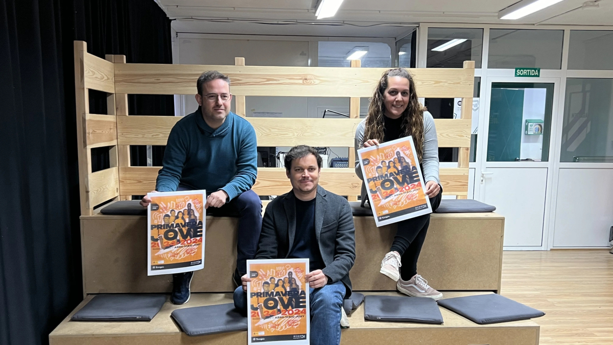 Autoridades y representantes durante la presentación