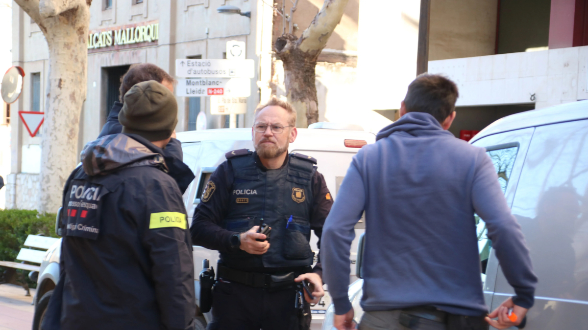 Agentes de la unidad canina de los Mossos d'Esquadra llegando al edificio de Valls
