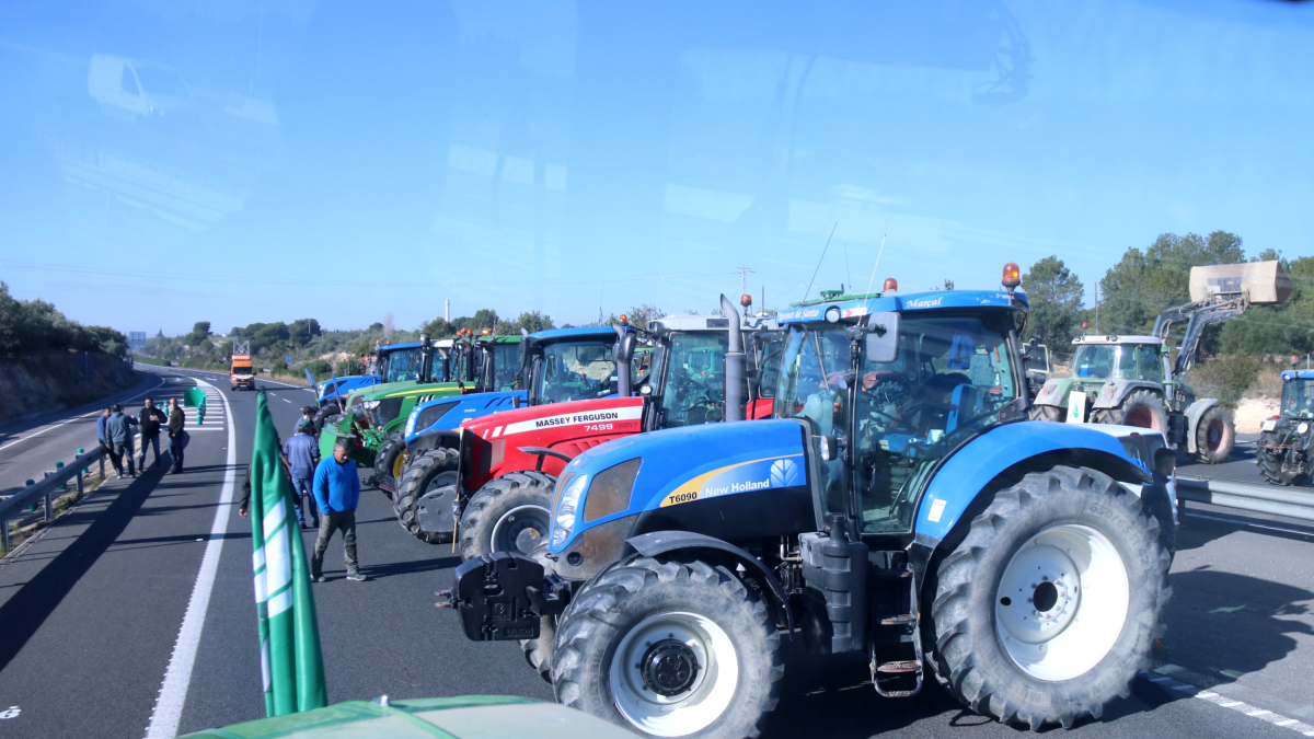 Decenas de tractores cortando la AP-7 en L'Ampolla en una nueva conentración de los campesinos convocada por ASAJA